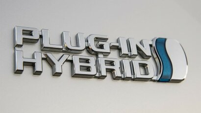 Эмблема "PLUG-IN HYBRID" крыла лев Toyota Prius prime 16- 75374-47190