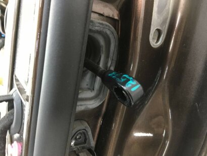 Амортизатор ограничитель двери зад лев Mercedes W221 A2217300516