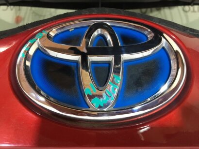 Эмблема тойота крышки багажника Toyota Prius prime 16- 75403-12040